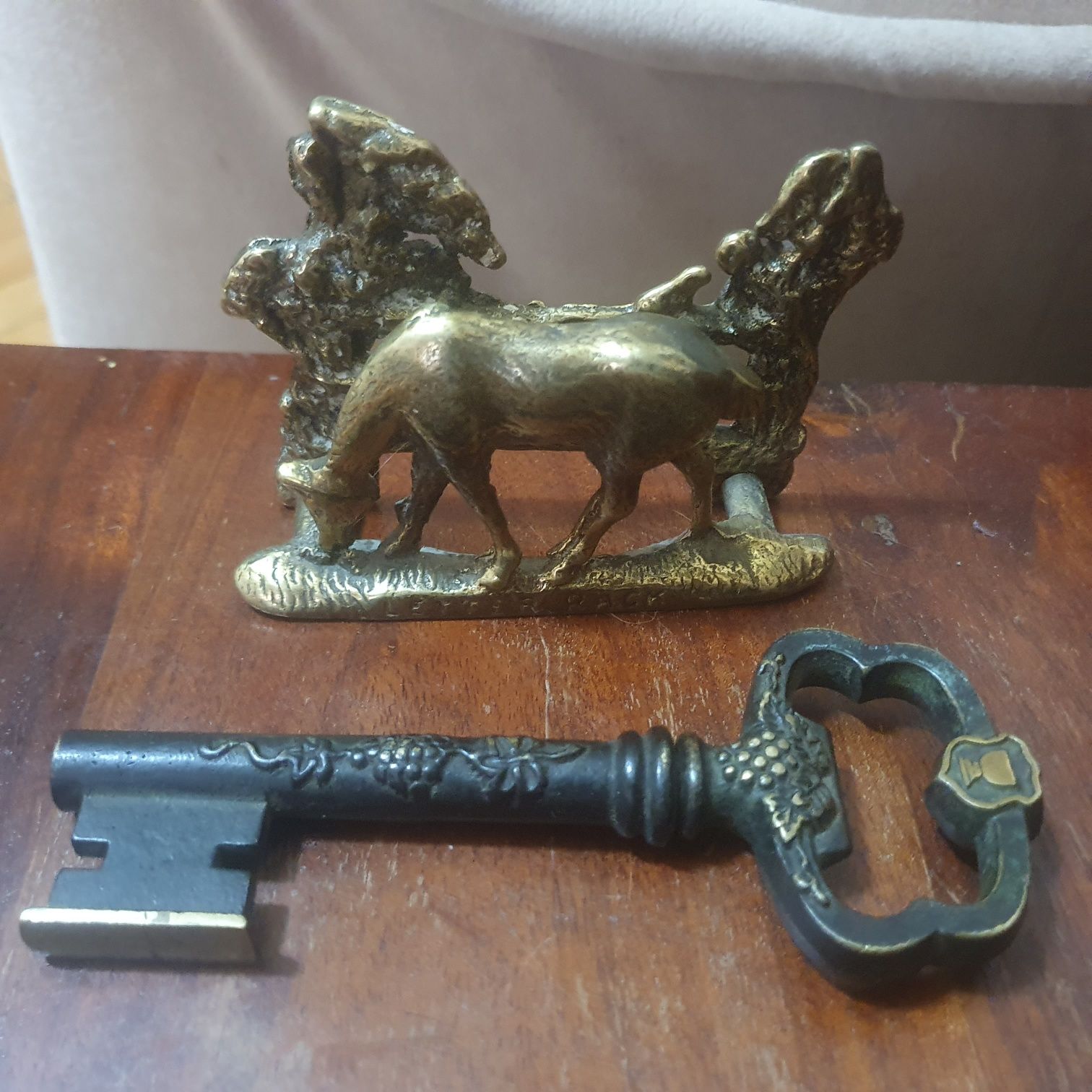 Tirbuson cu desfacator  cheie și suport servetele, bronz