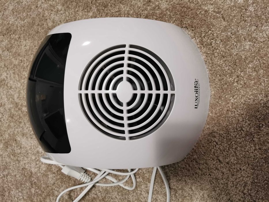 Aspirator praf unghii