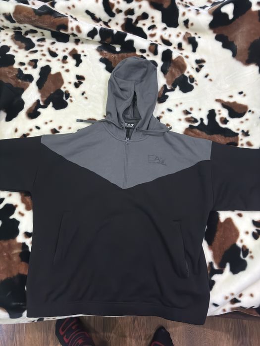 Екип Emporio Armani