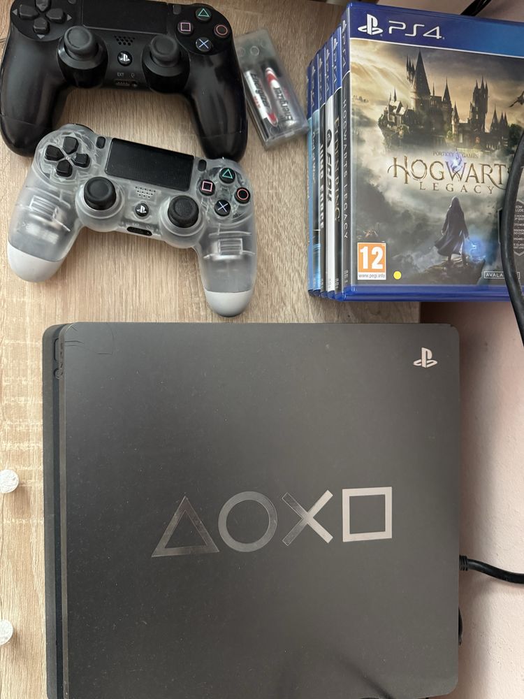 Playstation 4 500GB + 2 Джойстика и 4 игри на диск