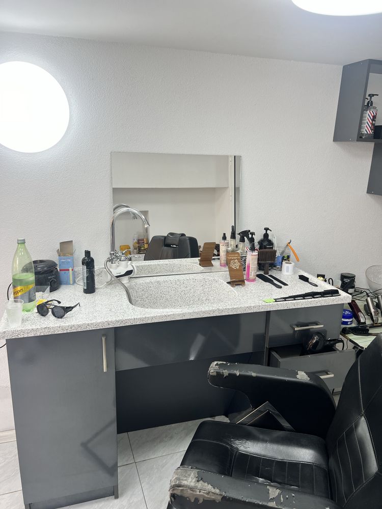 Бръснарско работно място +стол за barber shop перфектно