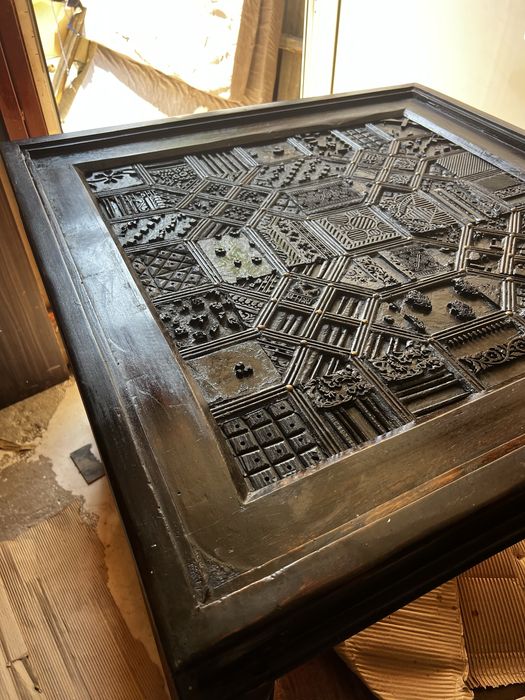 Masa de cafea din lemn de tec sculptata