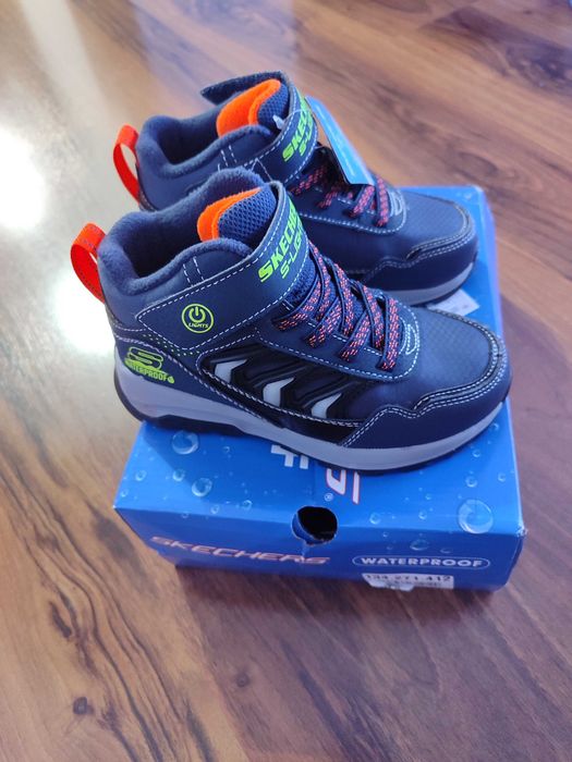Нови водоустойчиви и светещи боти sketchers