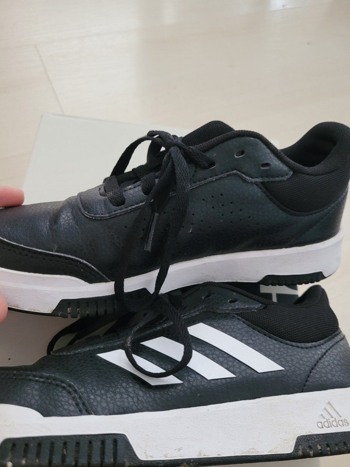 Продавам детски маратонки Adidas