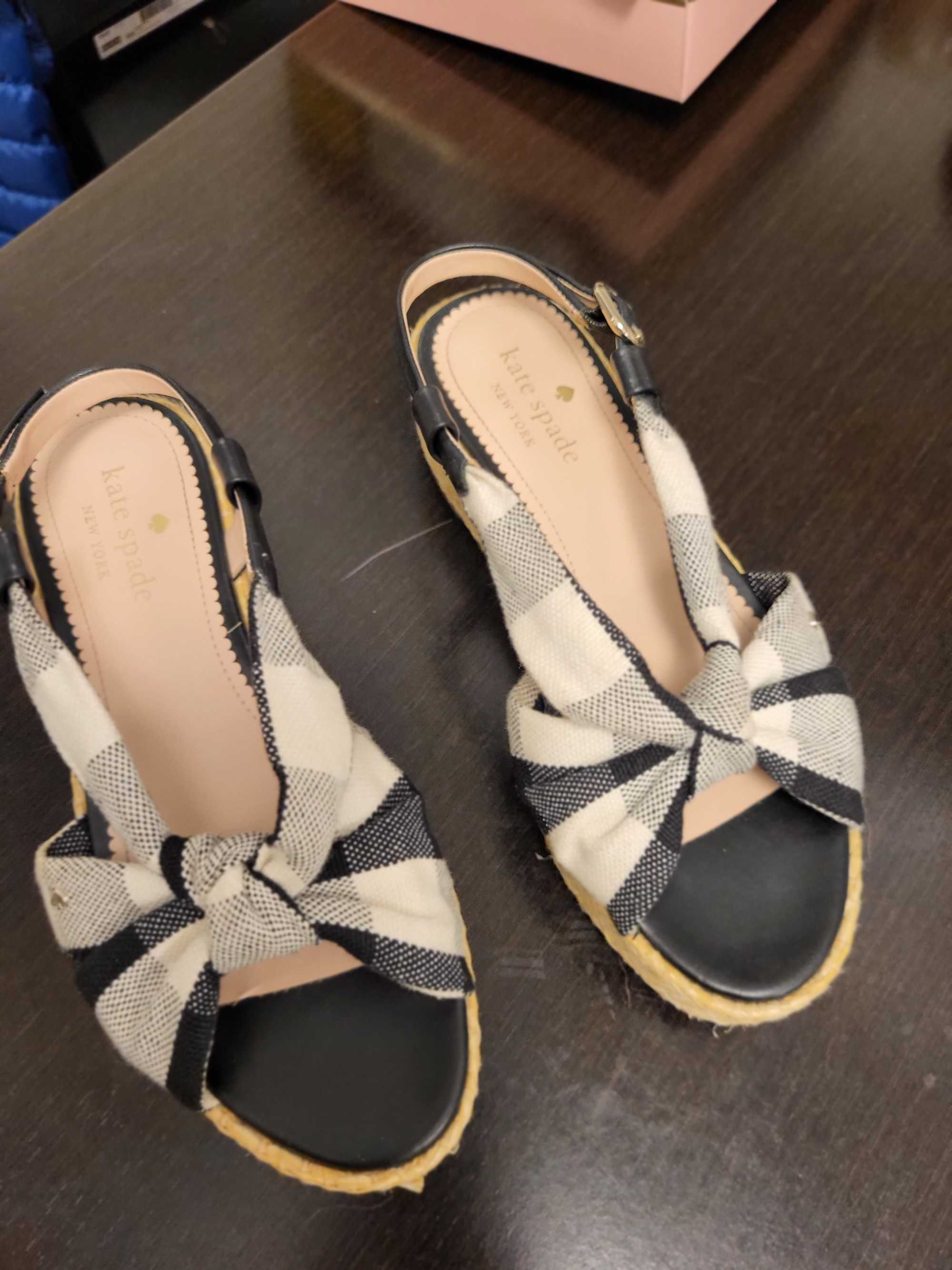 Sandale Kate Spade, stare foarte buna, marime 37. In cutie, 220 de lei