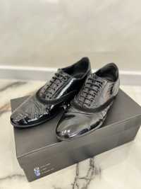 Лачени черни обувки