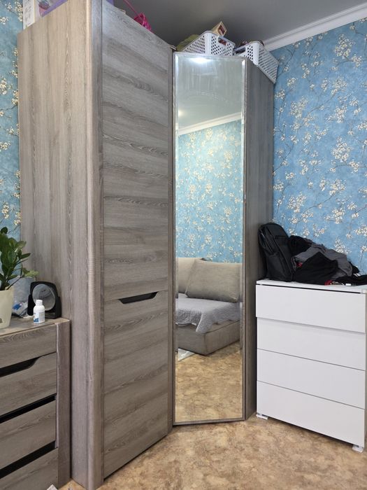 Продам угловой шкаф и комод