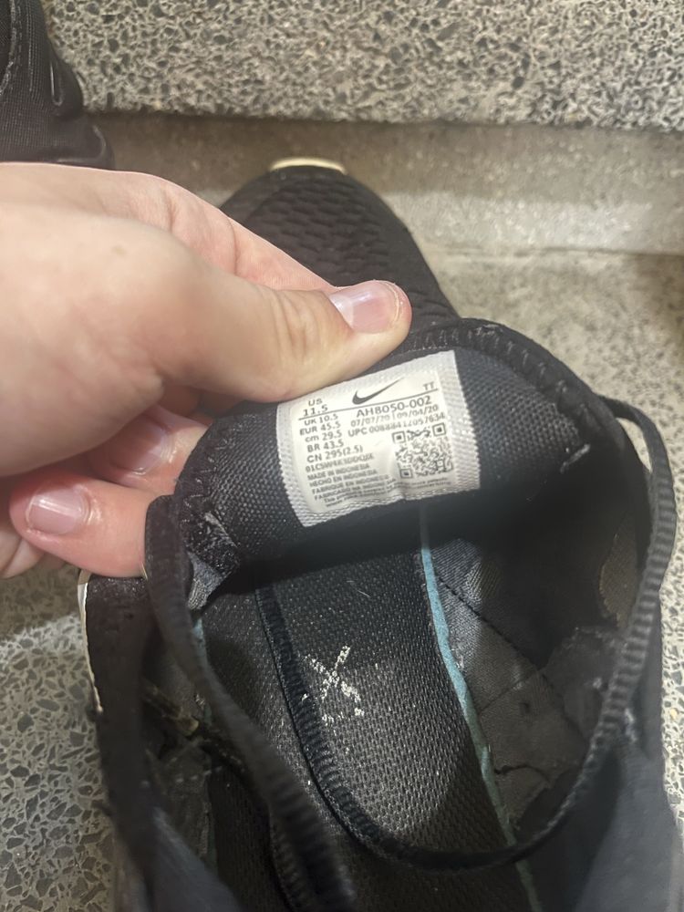 Nike обувки.