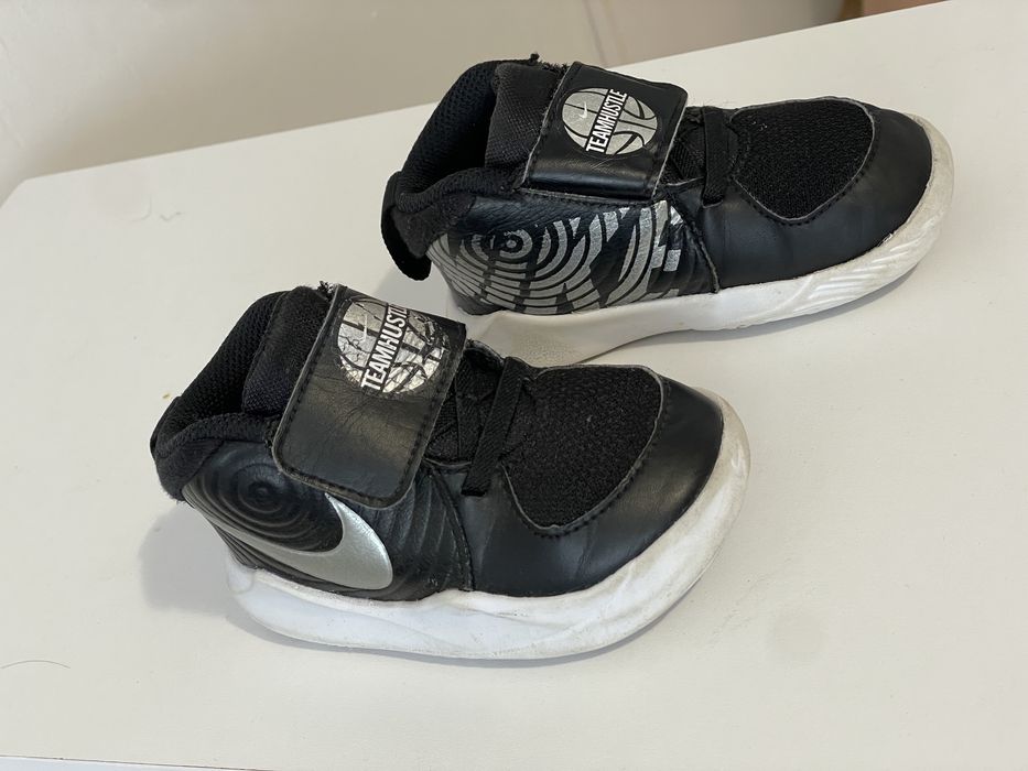Adidasi Jordan.