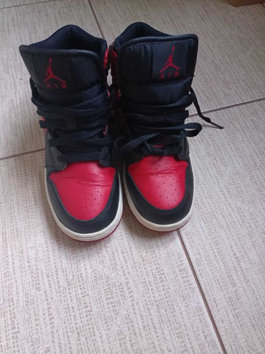 Air Jordan 1 Mid Chicago Black Toe