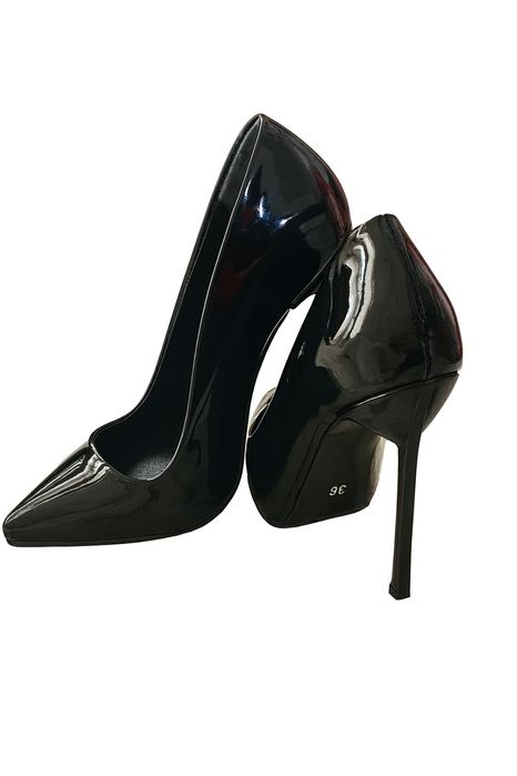 Черни лачени обувки на висок ток
