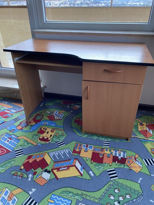 Vand birou in stare buna.