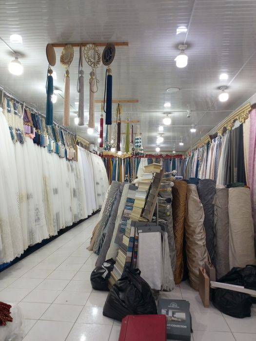 Магазинлар сотилади. Ангрен бозорини енида