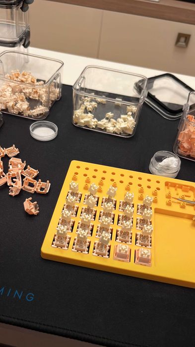 Tastatura mecanica Womier WK60 - switchuri lubrifiate manual