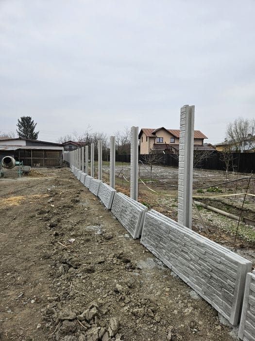 Confecționăm garduri din plăci de beton în câmpul materialul nostru