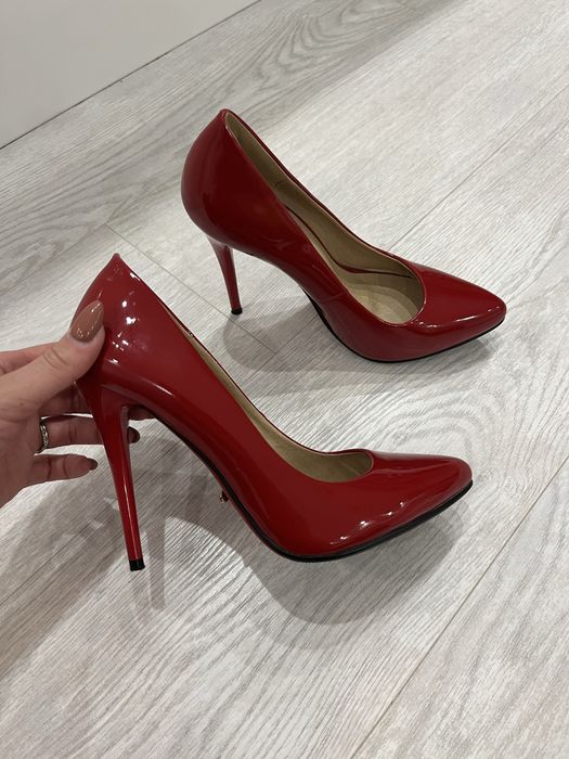 Елегантни червени обувки
