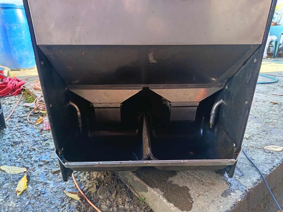 Vând hrănitoare automate pentru porci