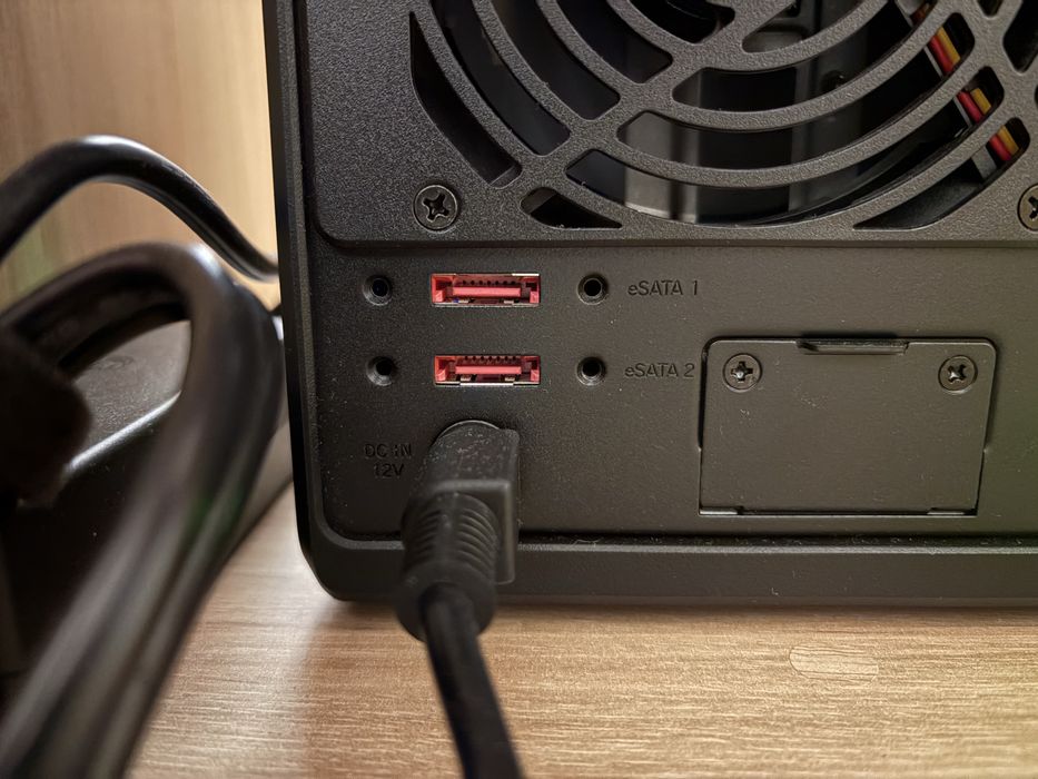 Vand Synology DS 1522+ 5 HD-uri a cate 4 TB fiecare, total 20 TB