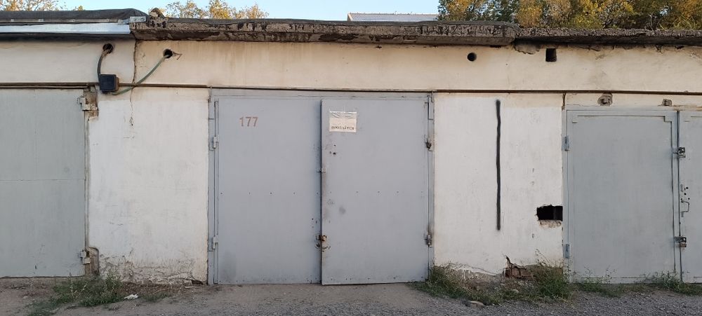 Продам гараж Зелёный ковёрнапротив 10мкр с выходом на дорогу Металлист