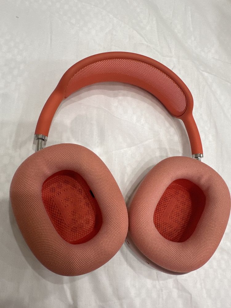 Air pods max в красном цвете
