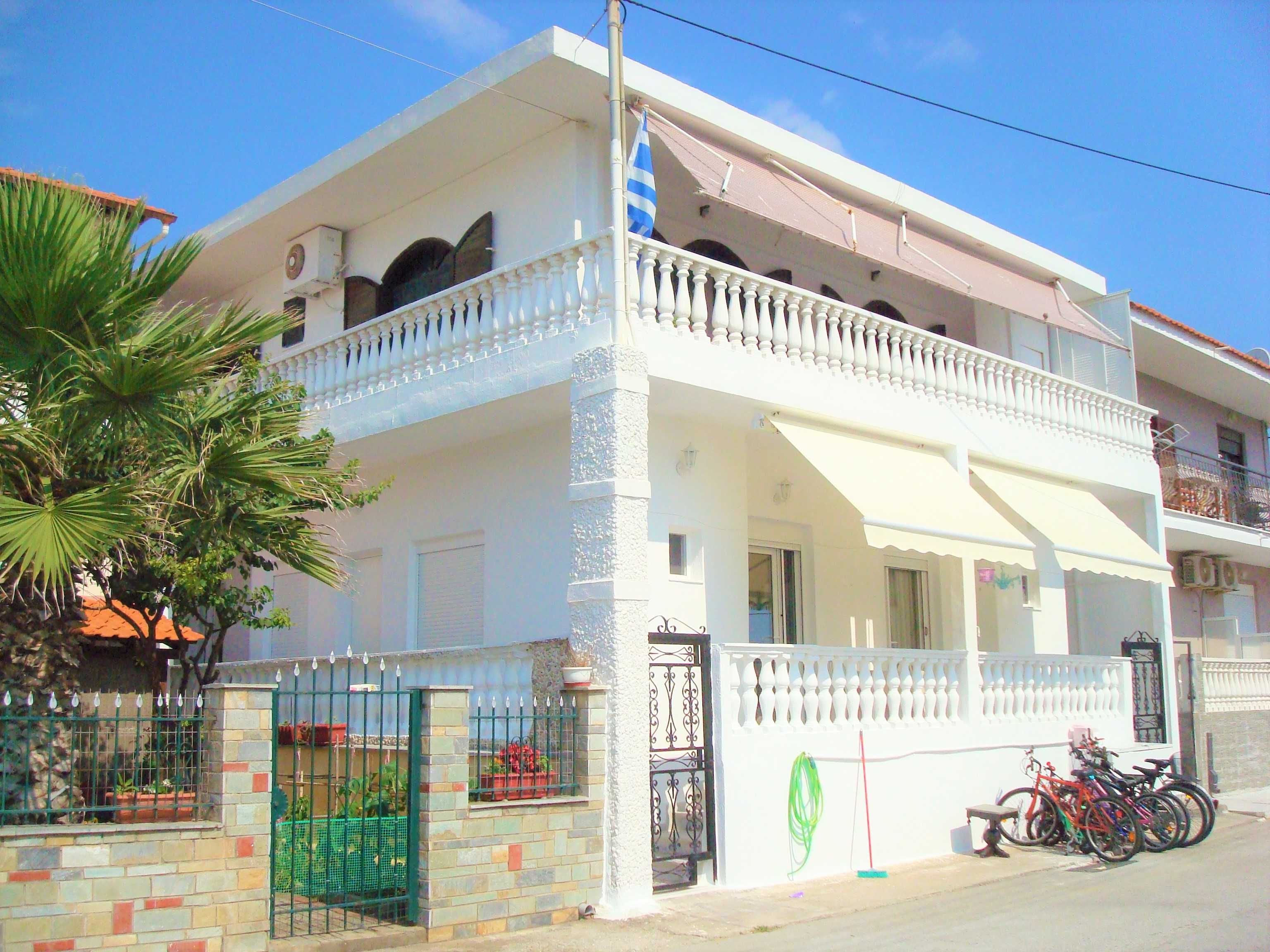 Продава 2ет. къща до морето 183м2, двор 150м2 в Паралия Врасна, Гърция