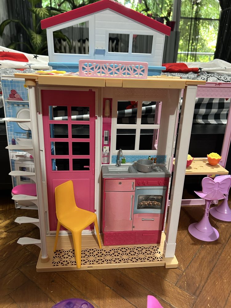 Casuta Barbie plus mobilier Barbie