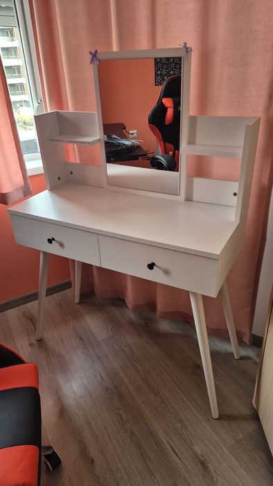 Тоалетка с огледало