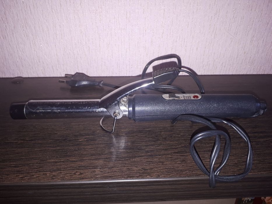 Щипцы для волос.