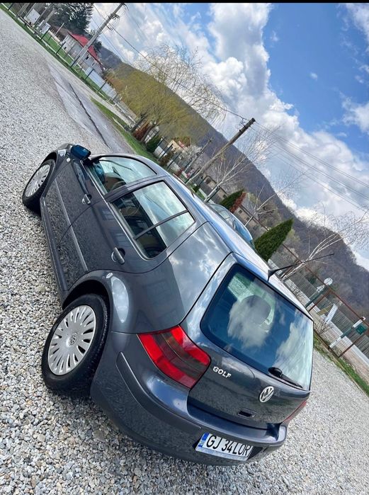 Vând golf 4 masina arata foarte bine