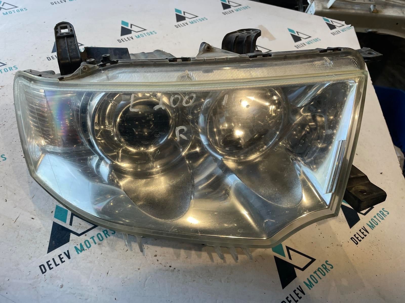 Фар десен за Mitsubishi L200 2.5 DID, 136 ph., 4x4, 5 sp., engine 4D56