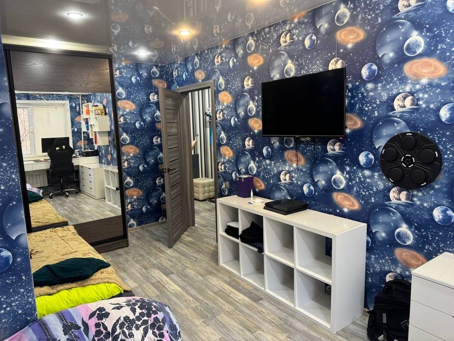 Продам стеллаж и телевизор