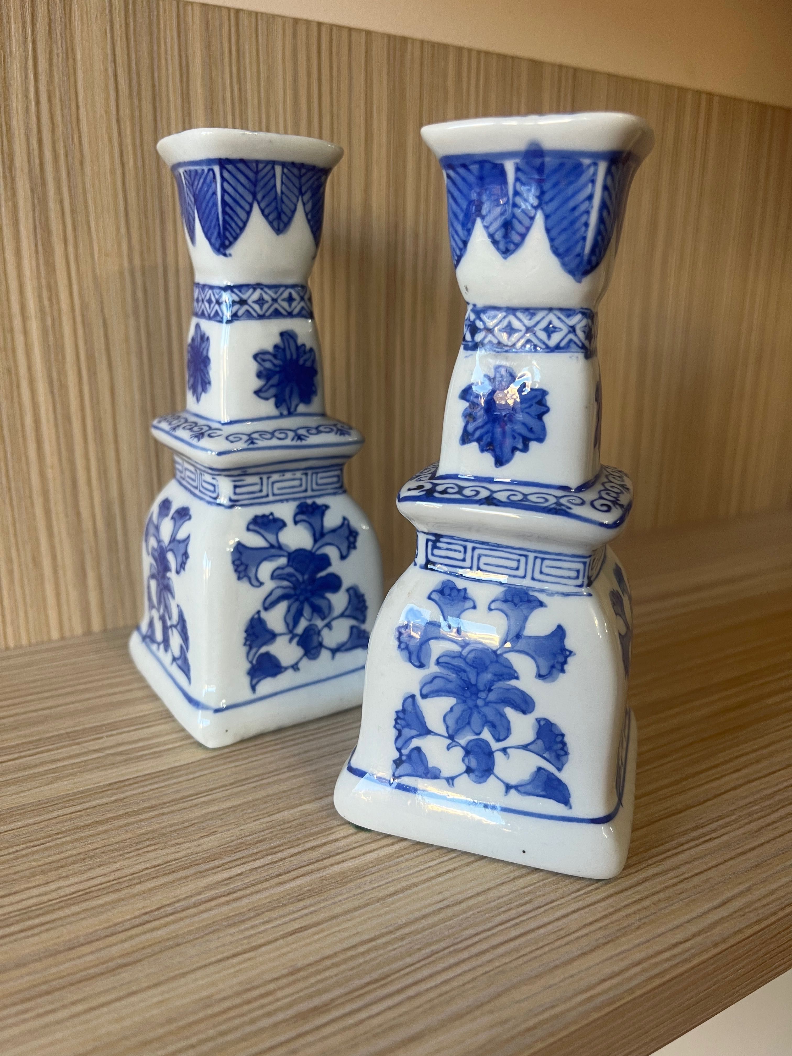 Два оригинални флорални китайски свещника в прекрасен син цвят
