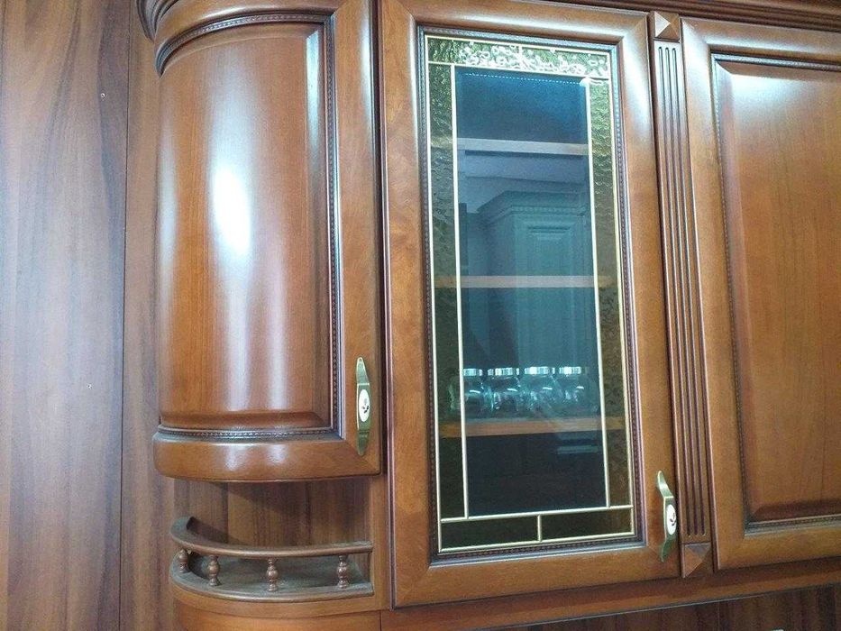 Bucatarie lemn masiv culoarea nucului