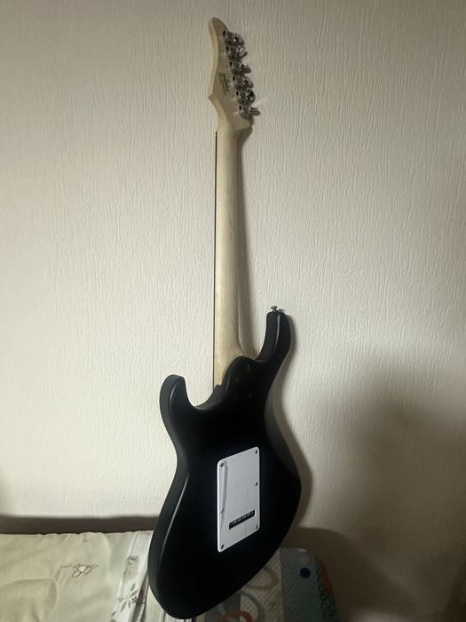 Продается гитара Cort с комбиком в придачу.