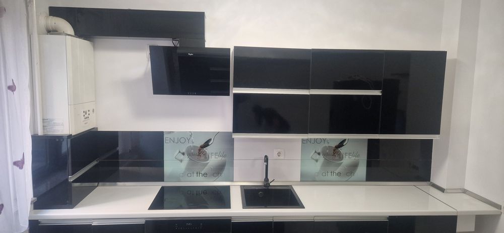 Mobilier bucătărie cu insula si 4 scaune