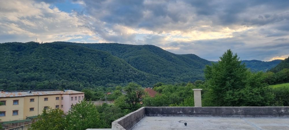 Ofer spre vânzare casă nouă în construcție, cu grădină Tg.Ocna