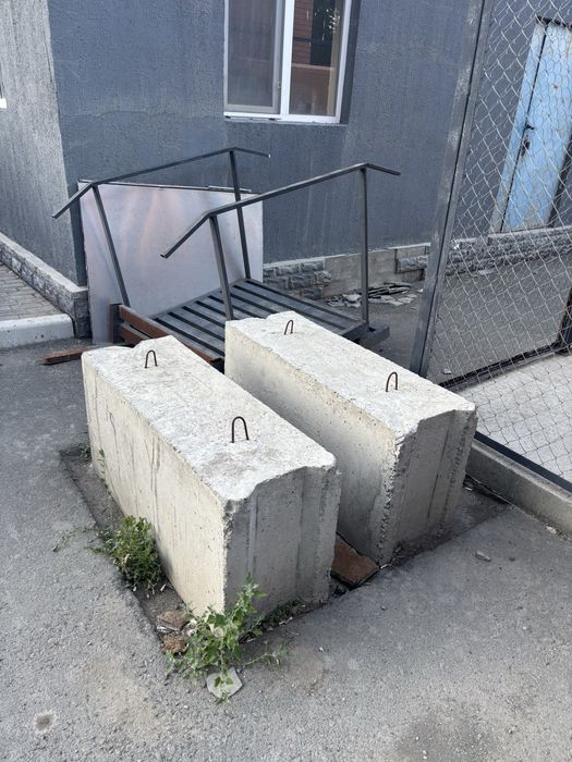 Продаю бетон 2 штуки. Самовывоз. Не большой торг.