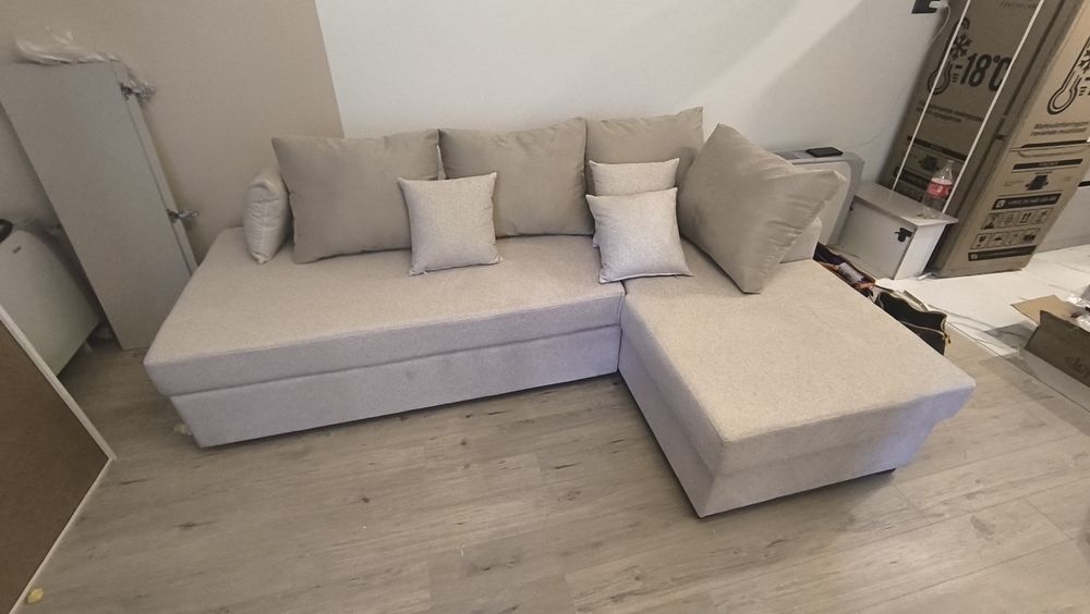 Мастер по мягкой мебели со своей бригадой