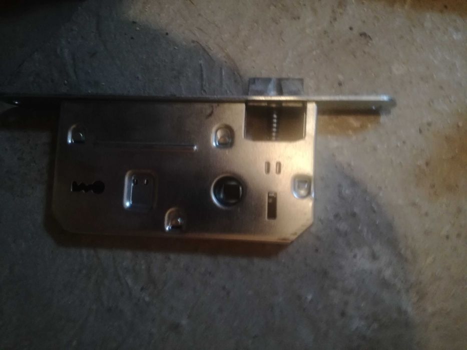 Продавам брава с дръжки за входна и интериорна врата