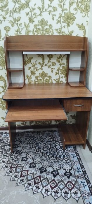 Компьютерный стол в хорошем состоянии