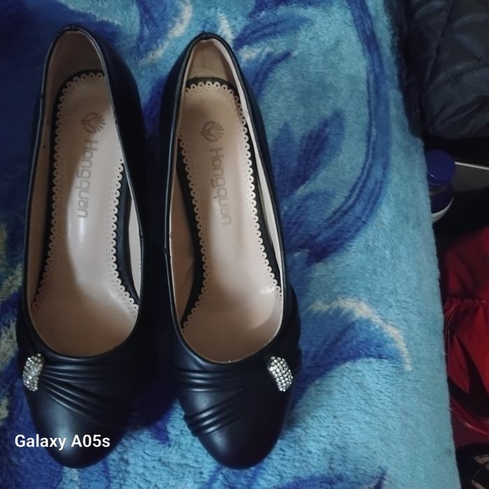 Pantofi dama de piele, negru, marimea 38, 200 ron.