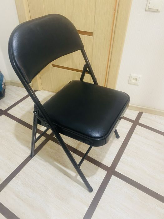 Стулья и стол для офиса