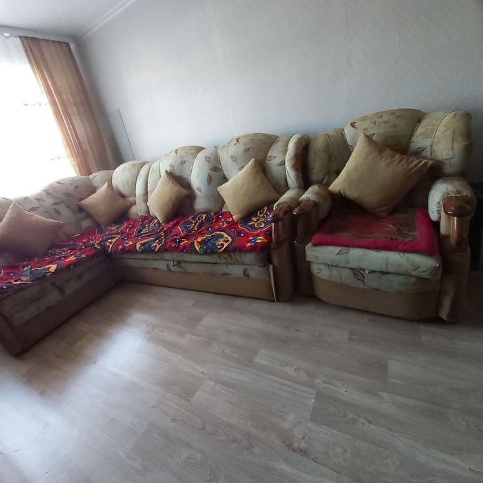 Диван угловой цвет светло коричневого цвета. Пройзводство Россия.