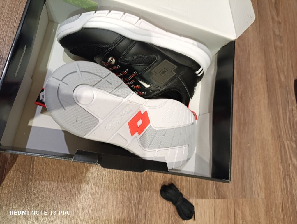 Le Coq Sportif и Lotto естествена кожа