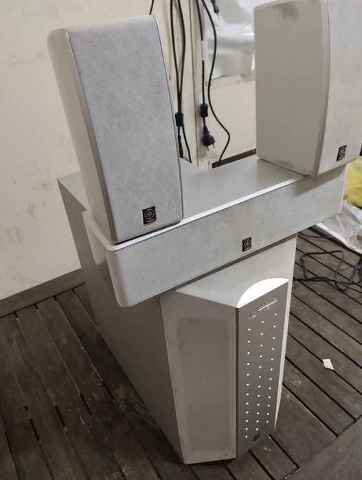 Yamaha субуфер +среда и две колони