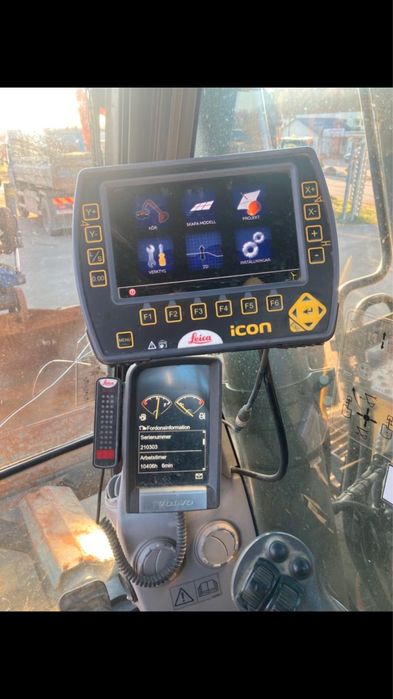 Excvator volvo ecr 235 cu sistem gps si rototilt