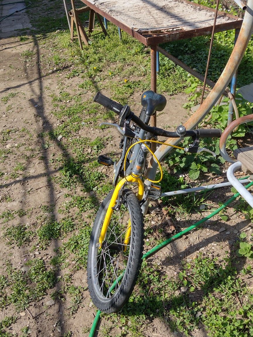 Vând bicicletă .