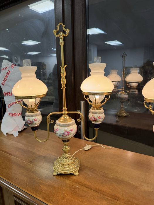 Doua lampi deosebite din bronz si portelan pictat cu abajur din sticla