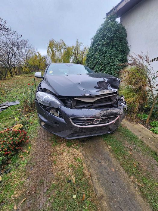 Vând Volvo V40 2016/diesel 2.0/120 cai spre dezmembrare ..