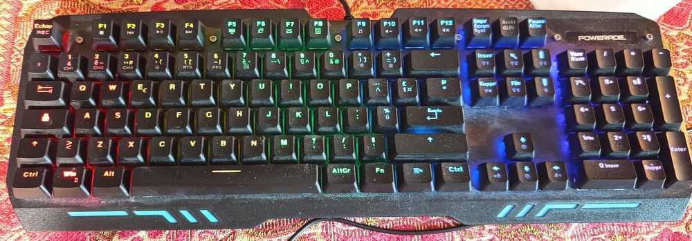 Tastatura Logitech si Powerade mecanica